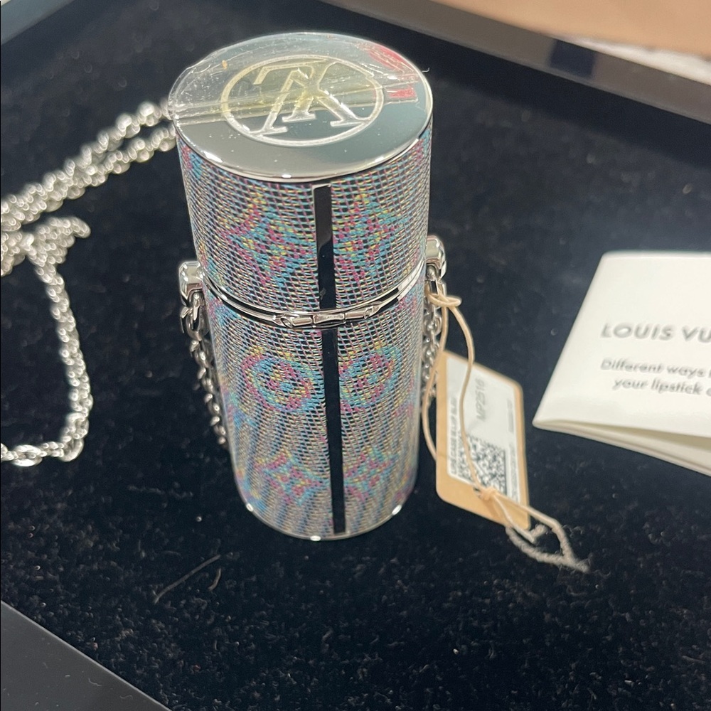 NEW LOUIS VUITTON Limited
Edition Monogram Pop Lipstick Case on Chain - Picture 4 of 9